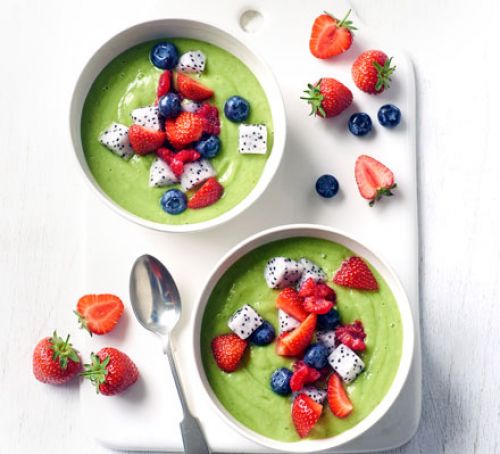 green rainbow smoothie bowl